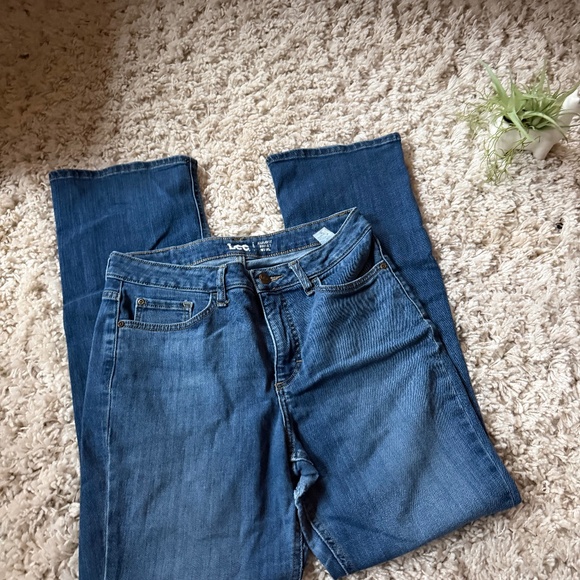 Lee Denim - Classic Lee Women's Blue dark wash boot cut super cute women’s Straight Leg Jean